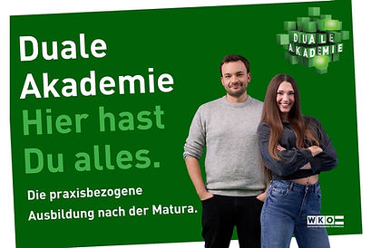 In diesem Webinar haben wir uns Informationen über das österreichische Ausbildungsmodell Duale Akademie geholt. Es wurde speziell für Personen mit Matura entwickelt und hat sich seit 2022 österreichweit etabliert. Die schweizerische way-up Lehre wird als Vorreitermodell betrachtet.

Die Duale Akademie bietet verkürzte, praxisnahe Berufsausbildungen mit Lehrabschluss in verschiedenen Fachrichtungen an. Weiterführende Inhalte bereiten die Teilnehmenden auf anspruchsvollere Tätigkeiten vor. So gewinnen die Unternehmen frühzeitig engagierte und bestens ausgebildete Talente.