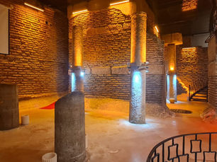 Antik Sarnıcın Yankılarıyla Sanatın Zaman Yolculuğu (Serdar Akarca Art Consultancy)