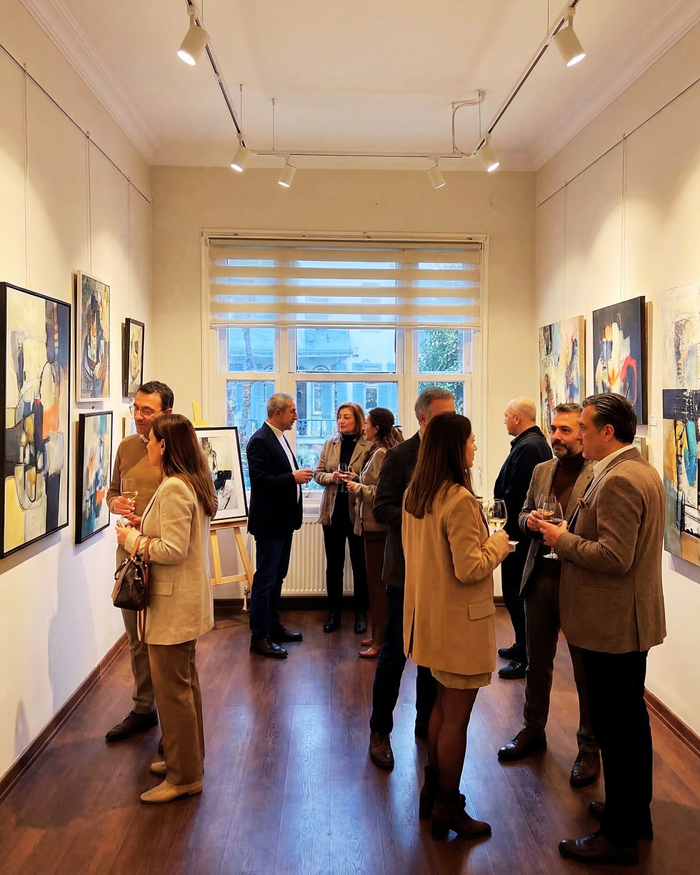 Geniş açıdan Büyükada'da sergi alanında ziyaretçilerin sanat eserlerini incelemesi