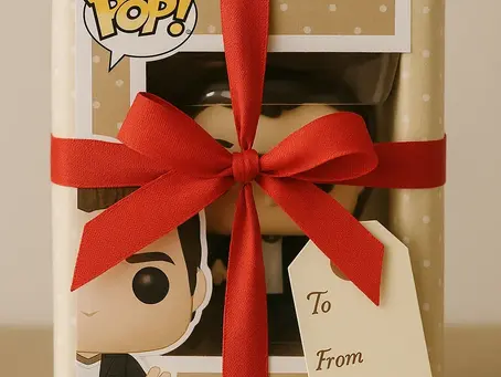 Une figurine funko pop emballée avec un rubant rouge pour un cadeau parfait