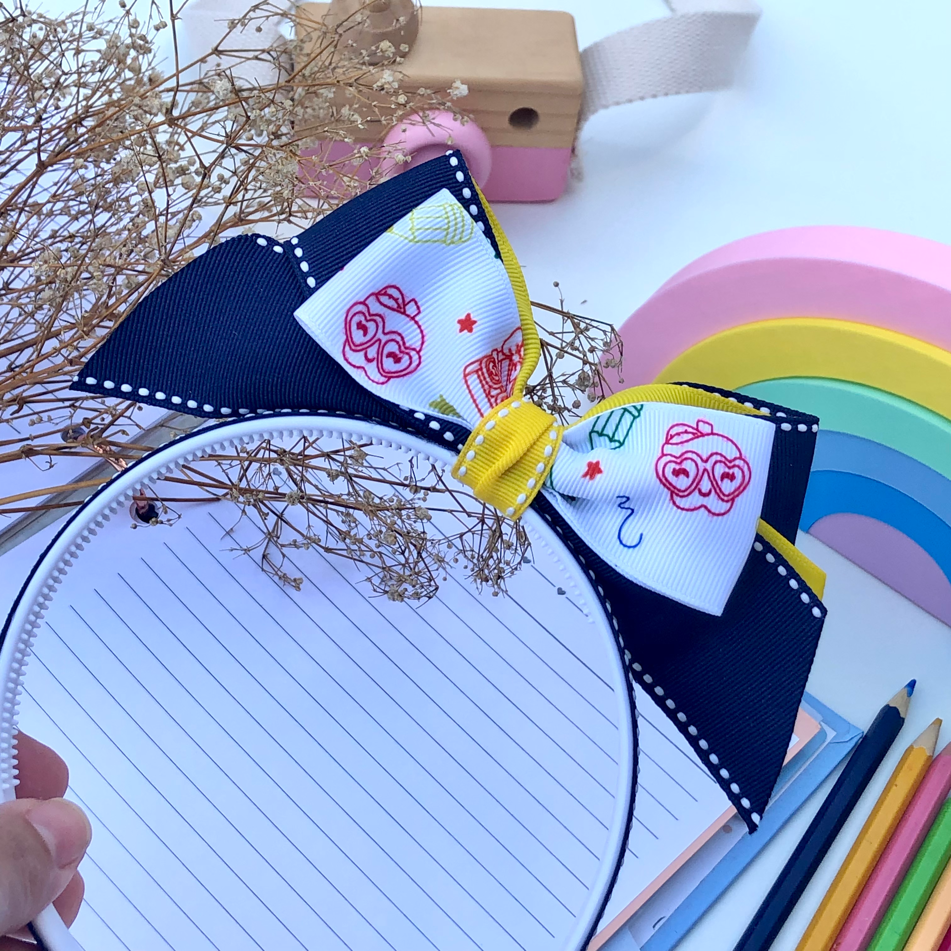 Tiara Laço em Pé Charmosinha