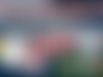 「一張說明 2026 世界盃安保經費受阻的新聞資訊圖表。上方有醒目的大標題『安保補助卡關：DHS 部分停擺讓主辦城市追趕倒數』與副標題『6.25 億美元撥款仍無著落』。畫面正中央蓋有一個巨大的紅色『資金未定』警告印章。圖表左側區塊標示『DHS 停擺影響』，以美國國會為背景，配有被鎖住的資金、安保資金申請文件與時間圖示；右側區塊標示『主辦城市困境』，配有北美主辦地圖、帶有問號的『$6.25 億』鈔票疊，以及緊迫指向『2026 世界盃』的倒數計時器，清楚點出主辦方面臨的資金與時間雙重壓力。」