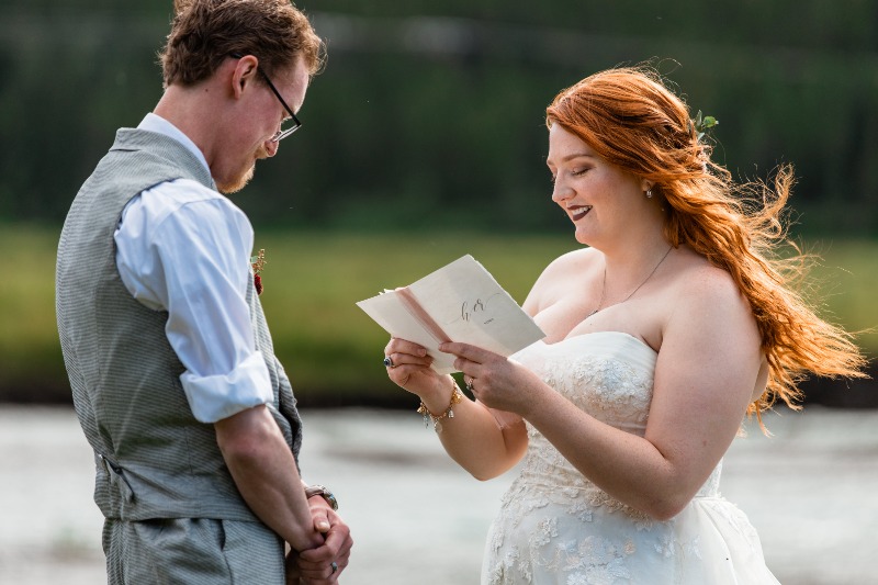 bride reading her vows