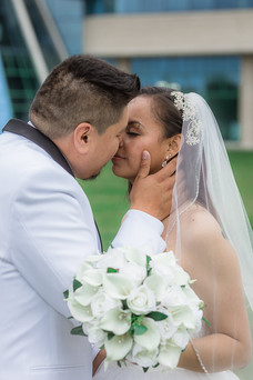 bride and groom photos, Saskatchewan, kissing 