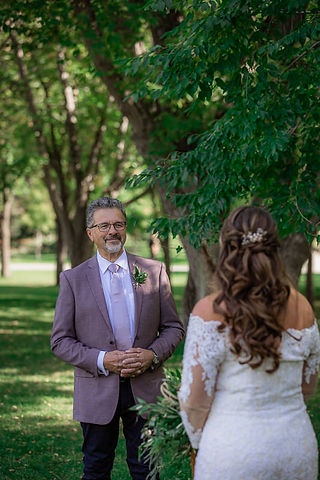 Father of the bride seeing bride for first time