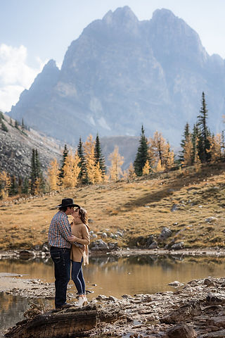 couple kiss with mountain background 