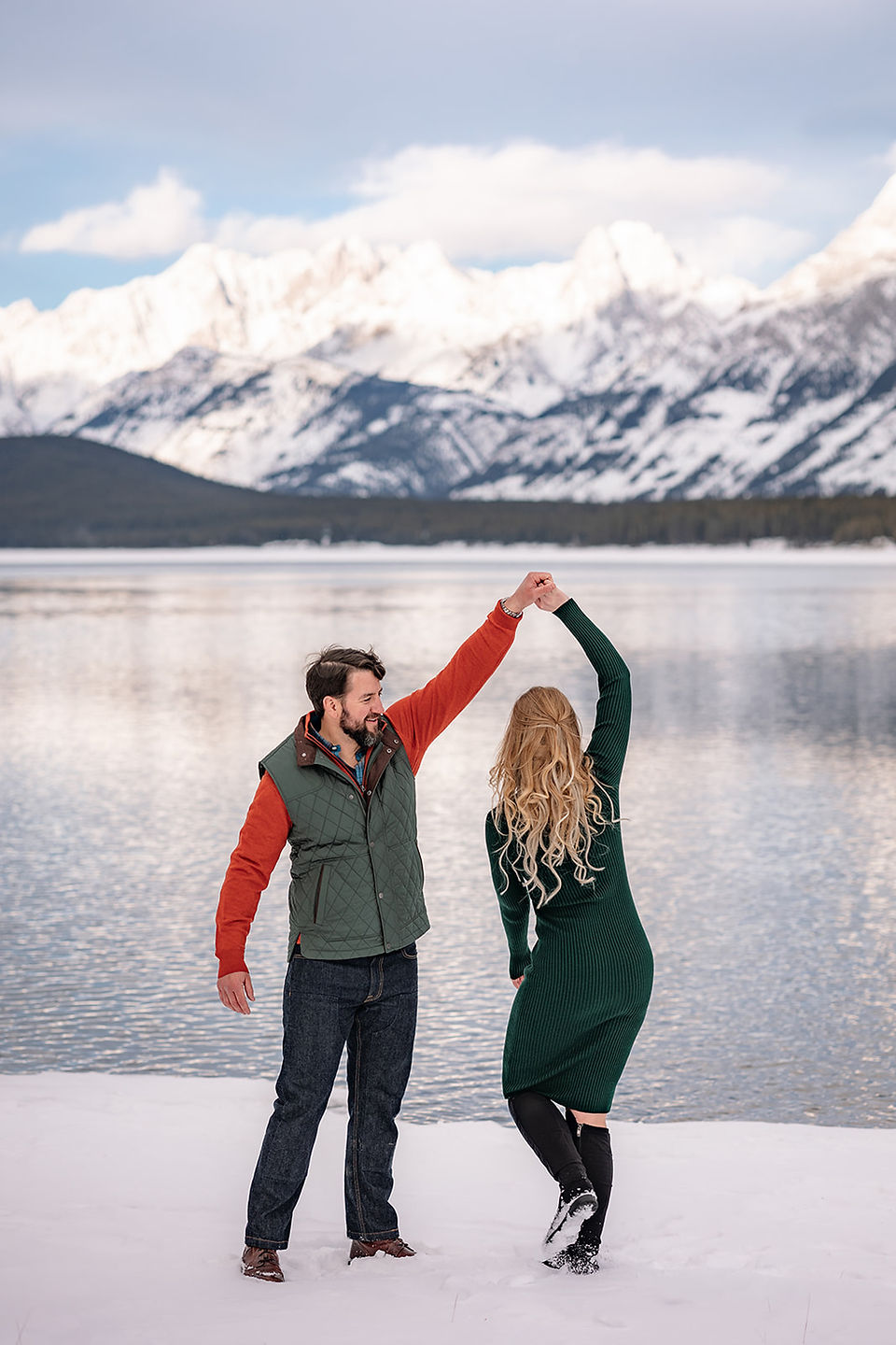 winter photoshoot ideas for couples in the mountains