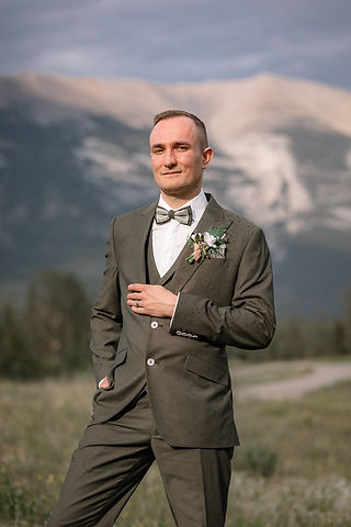 groom photos in the mountains 