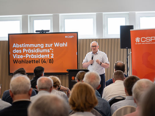 Am 30. Mai fand im Kolpinghaus in Eupen der Parteitag der CSP Ostbelgien statt. Auf der Tagesordnung standen drei zentrale Punkte: die Wahl des Parteipräsidenten, die Zusammensetzung des neuen Leitungsteams sowie die Verabschiedung der überarbeiteten Parteistatuten.