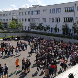Schülerinnen und Schüler des RSI ziehen ein erstes positives Zwischenfazit zum Handynutzungsverbot, das seit diesem Schuljahr an den ostbelgischen Schulen gilt.