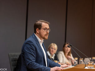 In der folgenden schriftlichen Anfrage geht es um das Thema Einführung des Bachelorstudiums in Sozialer Arbeit. Jérôme Franssen, Minister für Bildung, Ausbildung und Beschäftigung in der Deutschsprachigen Gemeinschaft Belgiens, hat diese Frage beantwortet.