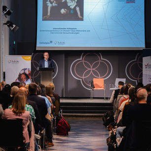 Prävention gelingt dort, wo Menschen täglich Verantwortung übernehmen: in den Schulen, bei den Jugenddiensten, bei der Polizei, in Beratungsstellen und überall dort, wo sie direkt mit gefährdeten jungen Menschen arbeiten.