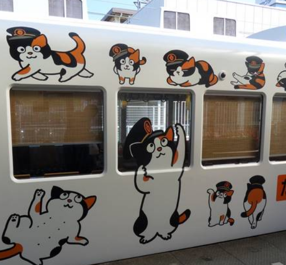 Eles tem até uma estação de trem com uma gata de mascote <3 fonte