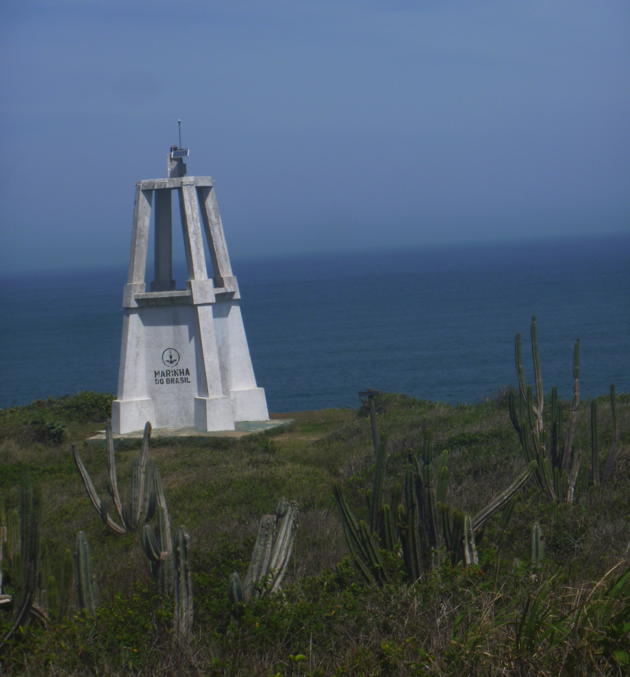 O Farol da Lajinha e a vegetação de cactos da restinga