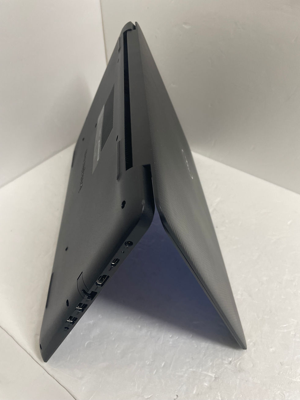 サムネイル： DELL Inspiron 5583/15 インチ/ Core i5-8世代/NVIDIA　GEOFORCE/SSD 256GB/メモリ16㎇