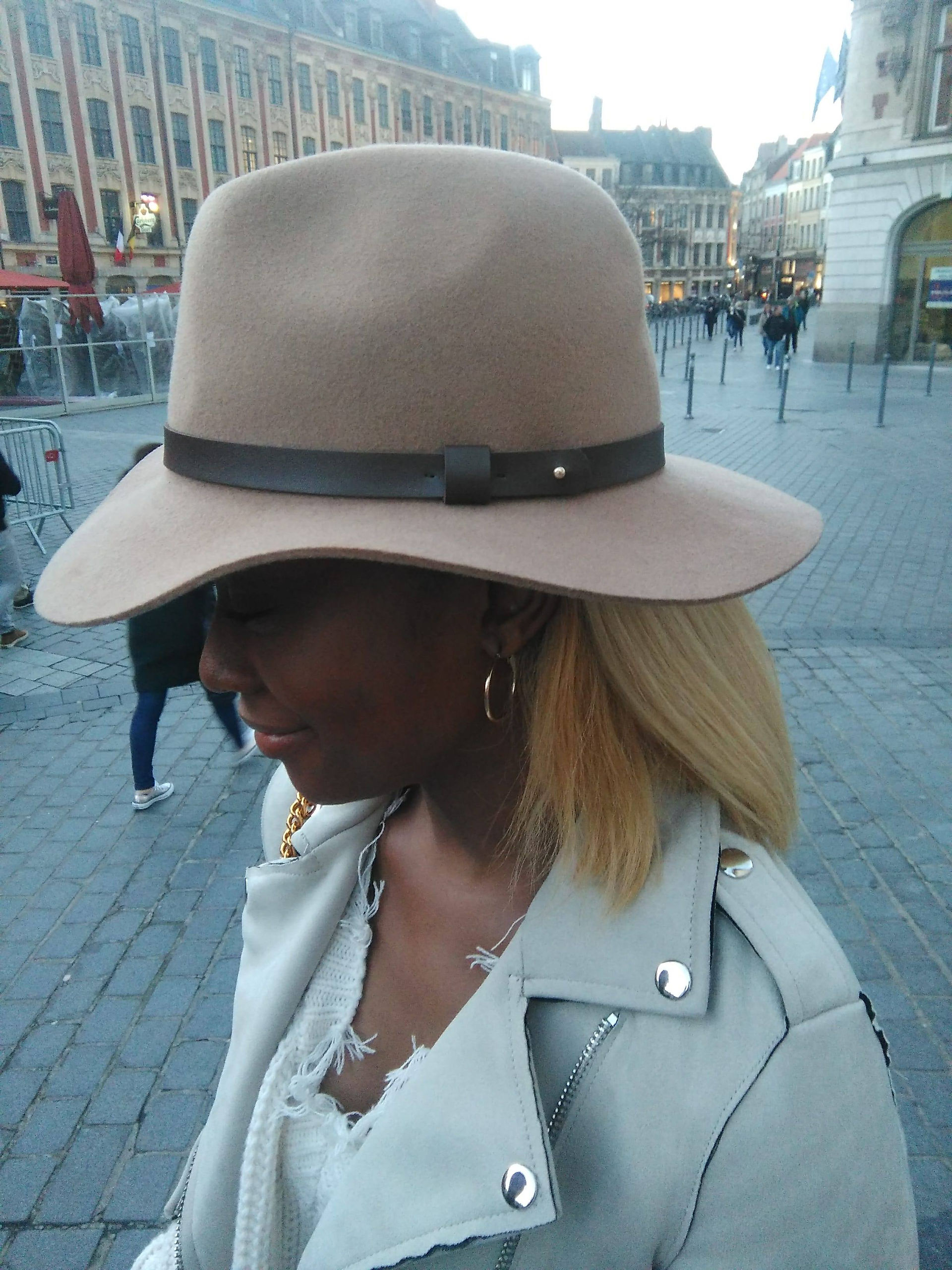 Shadia : détail chapeau