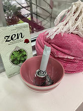 Bâton de moxa utilisé pour la moxibustion du bébé en siège, près du point V67