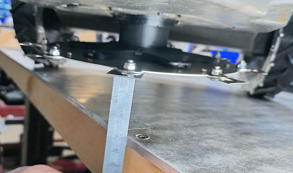 Miniaturbild: Metallplatten mit Schrauben auf Holz befestigt.