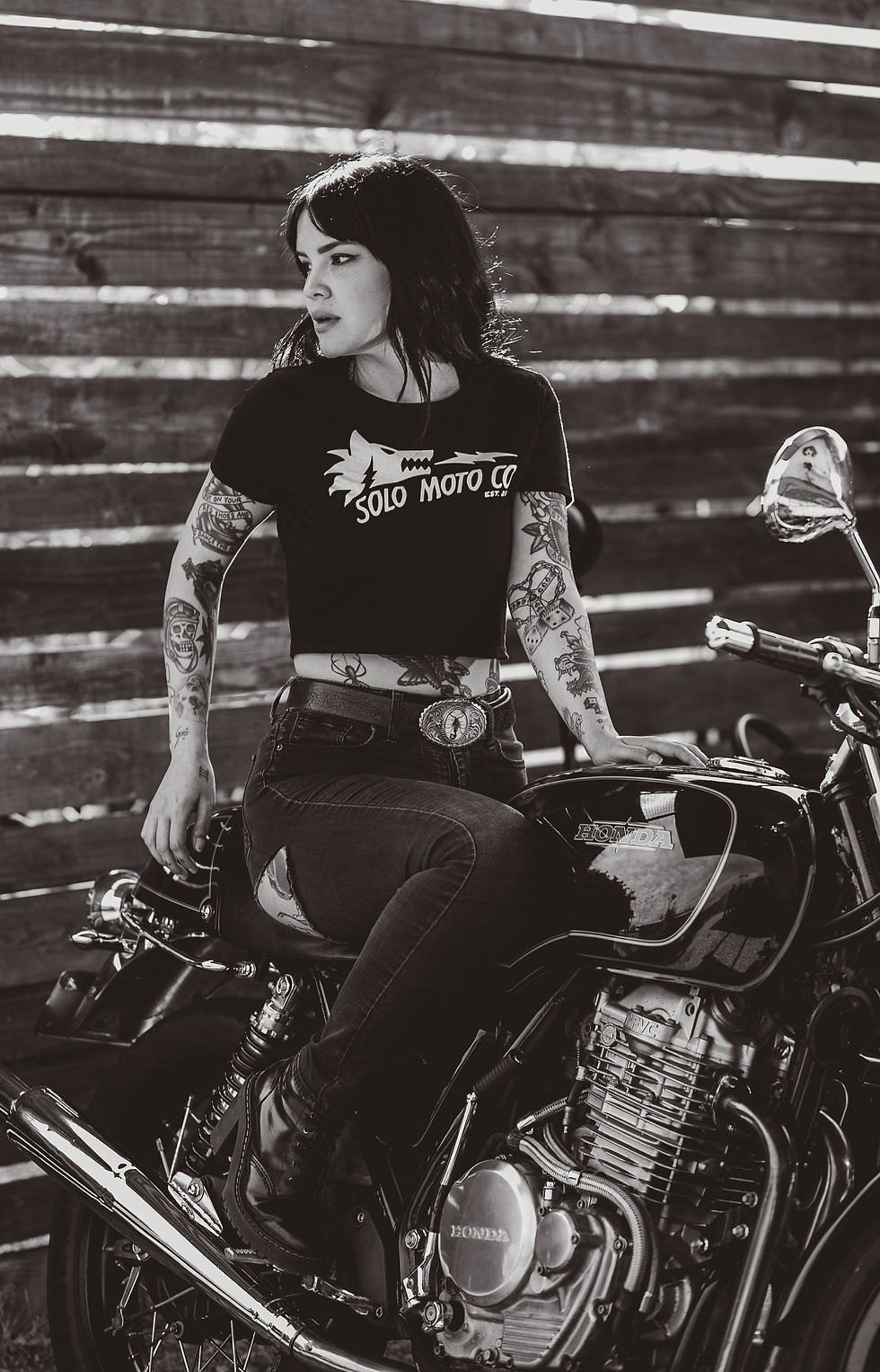 Thumbnail: Womens Wolf Black Crop Tee