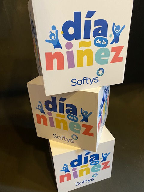 Softys - Centros de mesa - Cubos con vinilo impreso