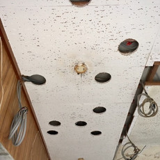 配線を通す準備です。