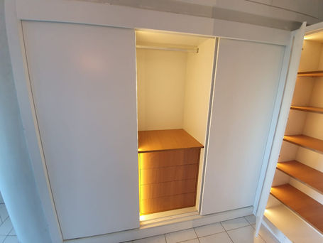 Great combination between the white and wood elements in this wardrobe, put to life with integrated lightning activated by sensors