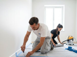 Détail d'une découpe de peinture nette au ras d'une plinthe ou d'un interrupteur, chantier propre.