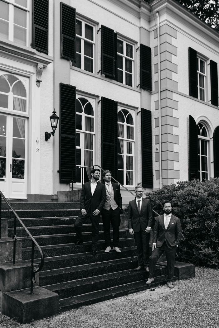 Bruidspaar die struinen langs de grachten van Amsterdam