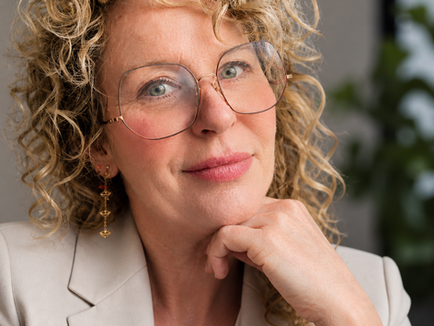 Portret van stemexpert Yvonne Honings bij een blog over spreken voor een groep en zichtbaarheid