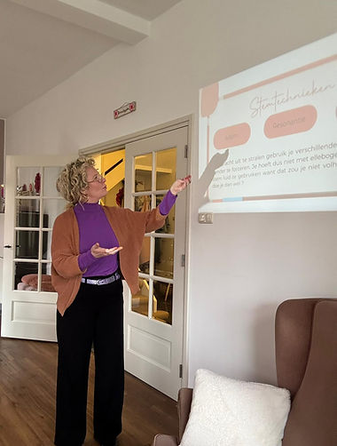 Yvonne Honings coacht een cliënt in stemgebruik en presentatievaardigheden bij StemGloed in Venlo.