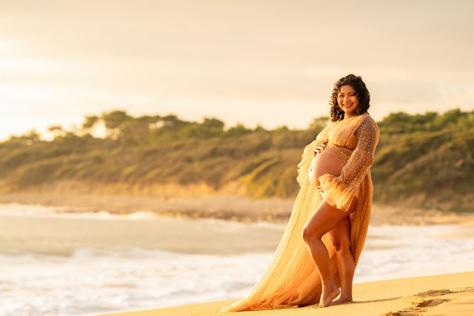 Future maman lors d'une séance grossesse au bord de mer Vendée