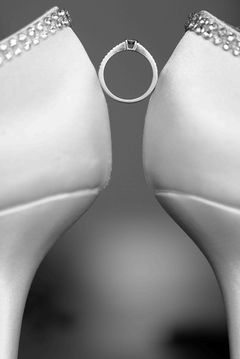 alliance posée entre deux escarpins de la mariée