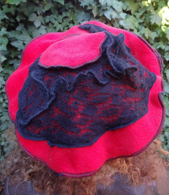 chapeau béret rouge et noir en polaire