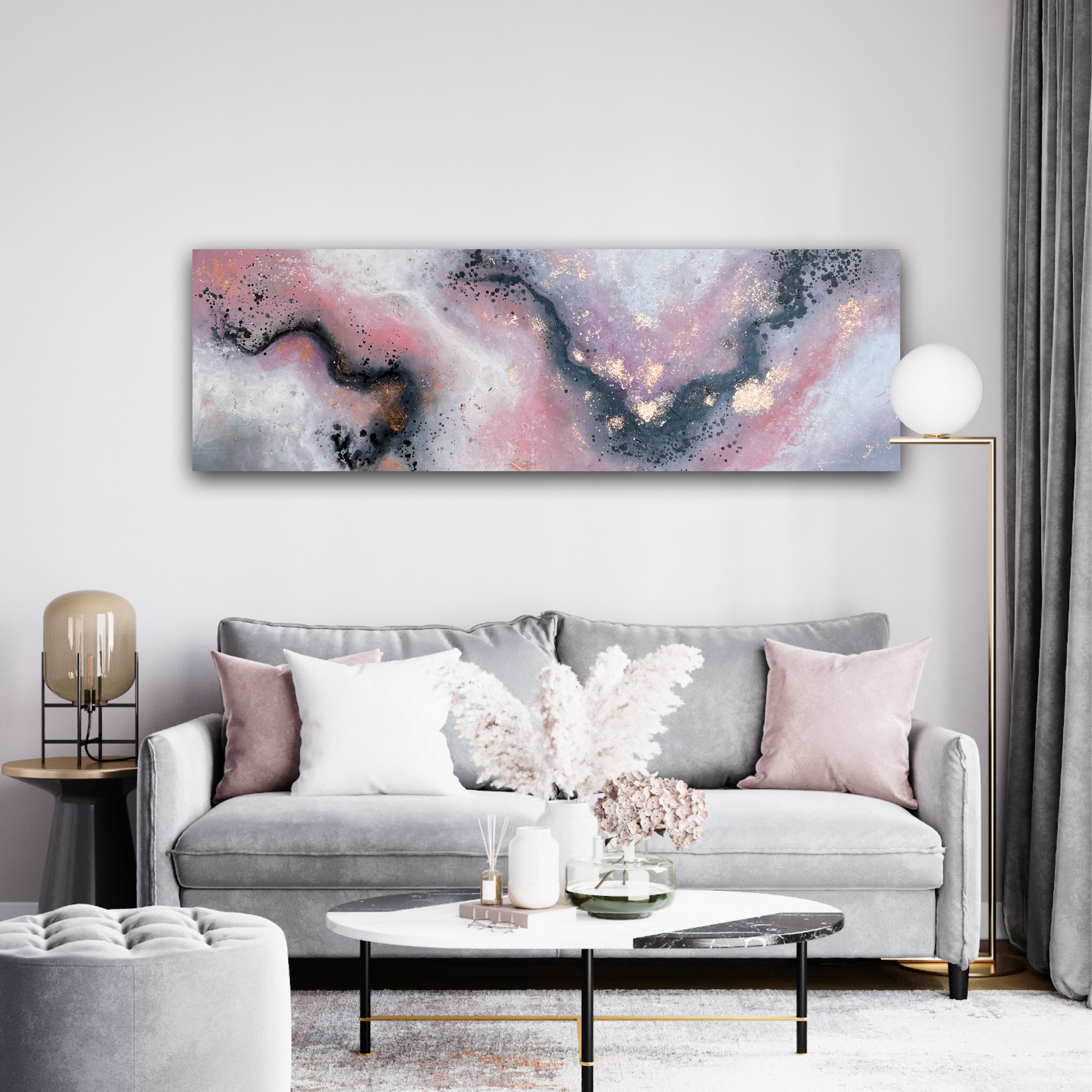 Rhodonite painting above soft white sofa – ציור אבסטרקט בגווני רודונייט תלוי מעל ספה לבנה