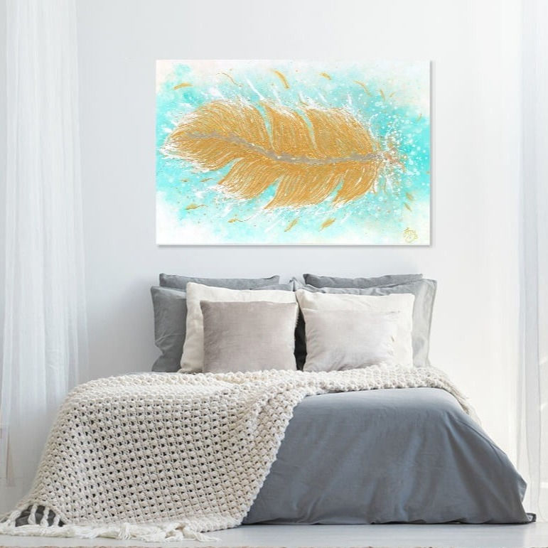 תמונה ממוזערת: Painting displayed above bedroom bed in gray colors