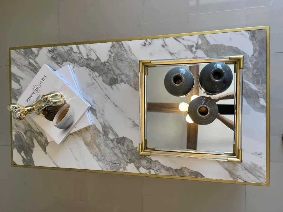 Metal dorado cubierta mármol blanco