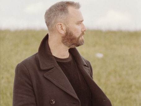 Benjamin Boresch, der Countertenor blickt über ein weites Feld in die Ferne