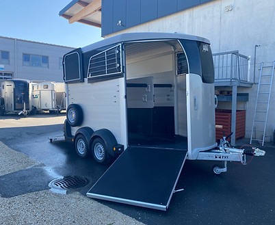 Van à chevaux neuf HBX511 descente avant Van à chevaux Ifor Williams Suisse Ependes