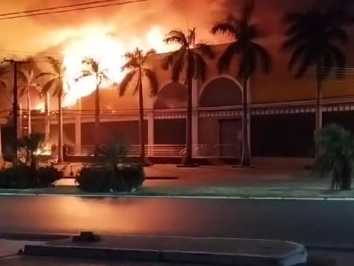 O shopping popular em Cuiabá, foi destruído pelo fogo, veja vídeos