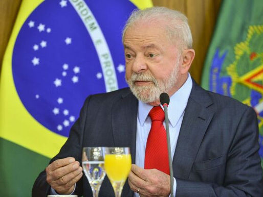 Lula bloqueia verba para alfabetização, transporte escolar e bolsas de estudo