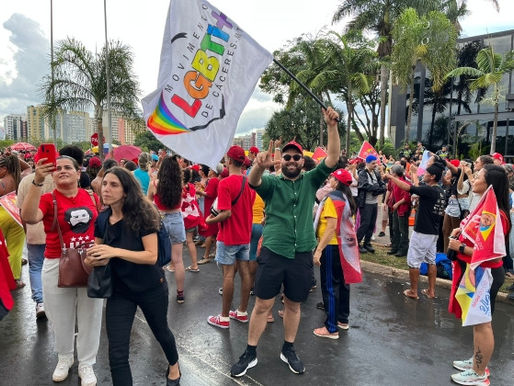 VÍDEO: Mato-grossenses fazem festa na porta do hotel onde Lula está hospedado