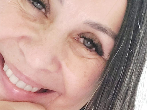 Dizem que, a uma certa idade, nós as mulheres nos fazemos de invisíveis.