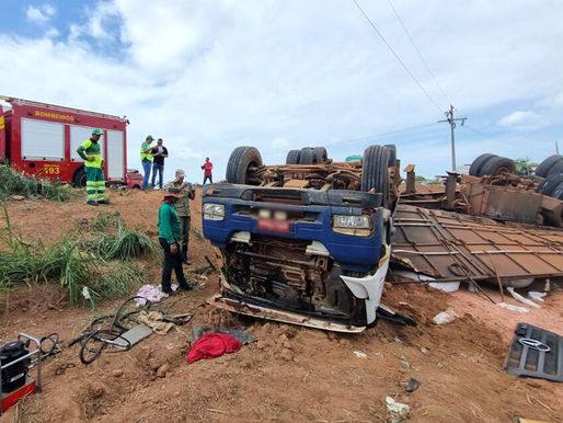 Motorista morre após carreta cair em ribanceira de rodovia em Carlinda
