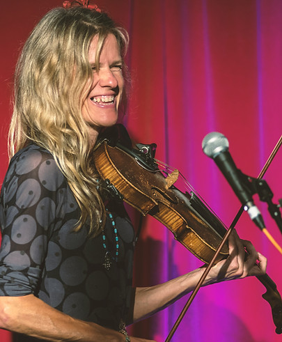 Lisa Rowe, fiddle player and singer in Devon Klezmer Band