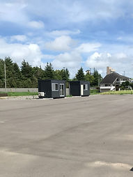舗装され広々とした道路と駐車場