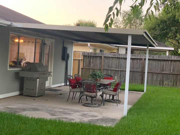 great outdoor dinning in the patio.