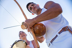 Musicien de Capoeira jouant du Berimbau
