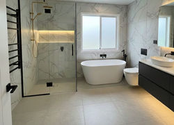 Premium Open-Plan Shower & Bath Layout