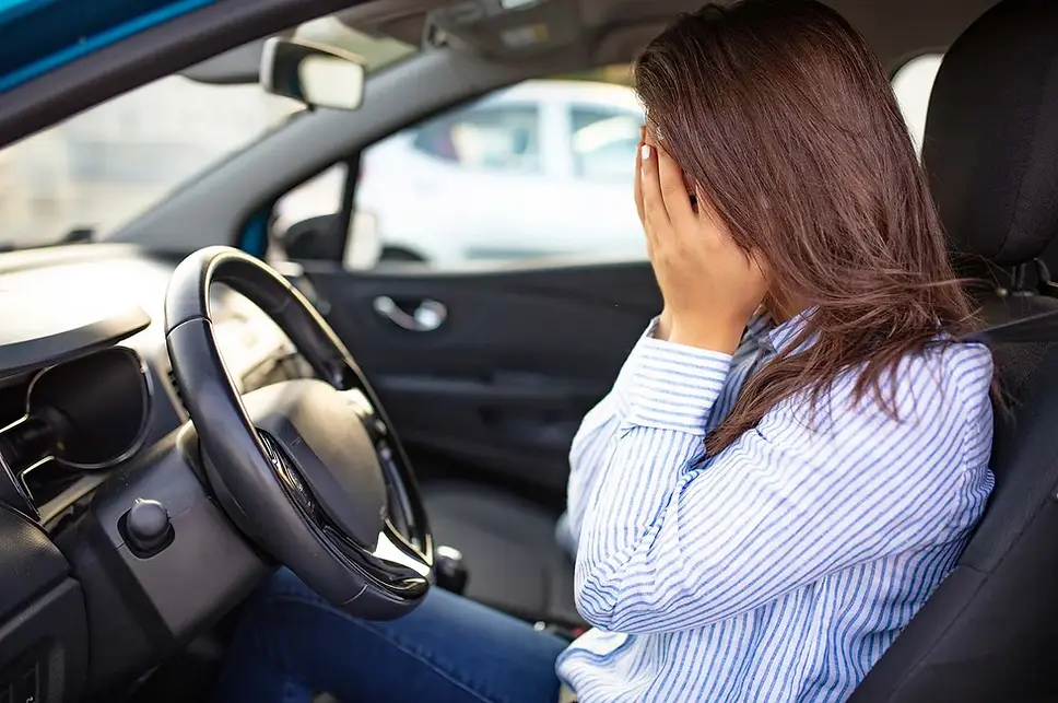 Portrait d'une femme en situation de stress intense se tenant la tête, symbolisant le blocage et la panique sur la route, illustrant l'efficacité de l'hypnothérapie à Colmar pour se libérer des phobies de conduite.