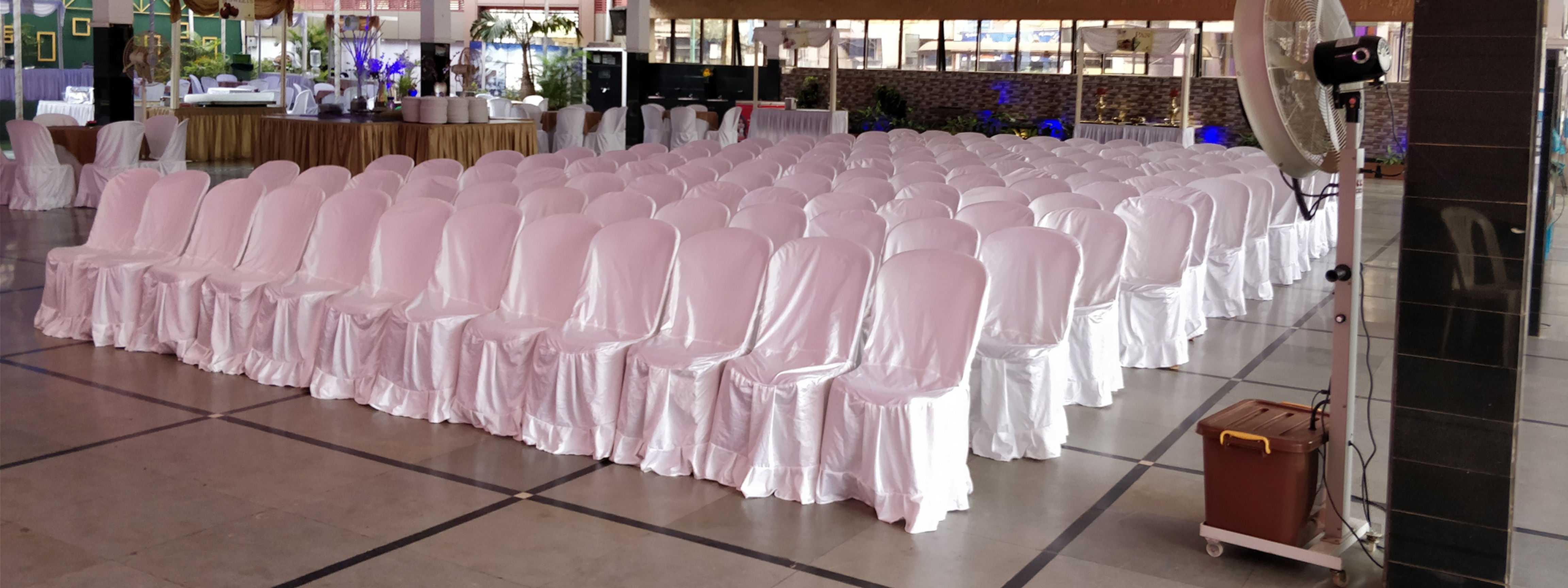 CHAIRS WITH WHITE COVERS